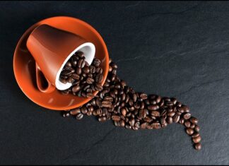 Czy picie kawy spala tłuszcz?